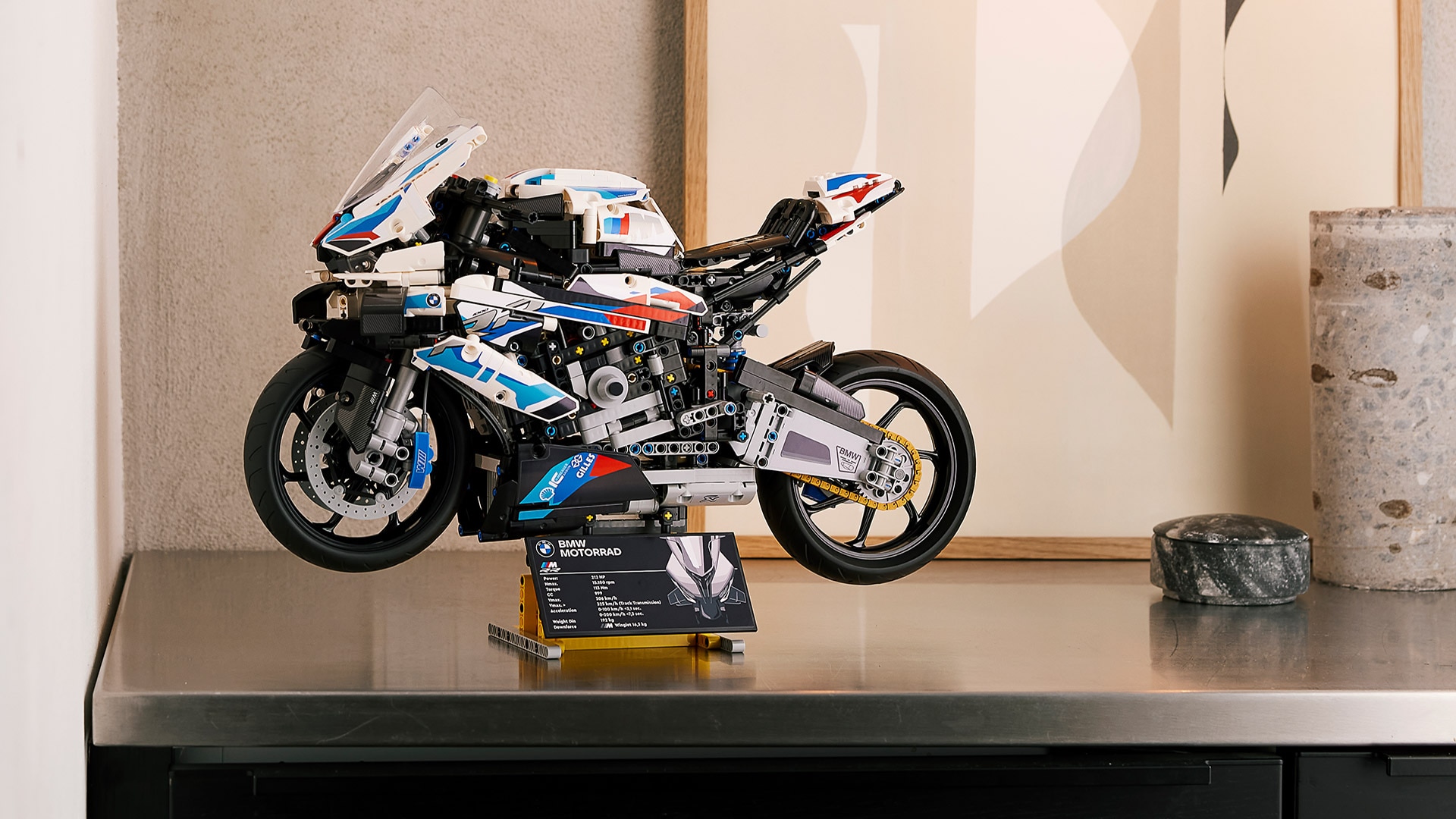 M 1000 RR LEGO Technic sur un promontoire.
