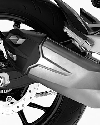 Le système d'échappement court renforce l'aspect dynamique de la F 900 R.