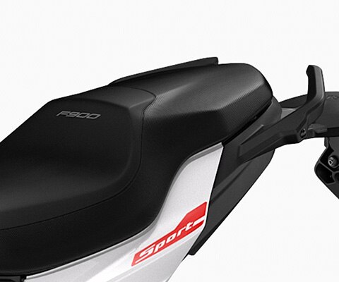 Selle de la F 900 R. Grâce à ses six hauteurs de selle, tout le monde y trouve sa place.