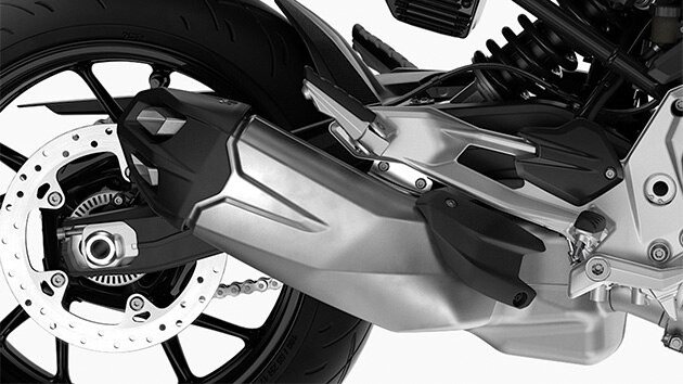 Le système d'échappement court renforce l'aspect dynamique de la F 900 R.
