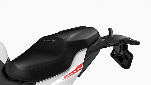 Selle de la F 900 R. Grâce à ses six hauteurs de selle, tout le monde y trouve sa place.