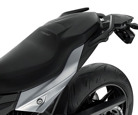 Selle de la F 900 R. Grâce à ses six hauteurs de selle, tout le monde y trouve sa place.