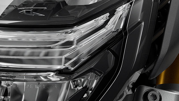 Projecteur avant de la F 900 R avec son phare de virage adaptatif.