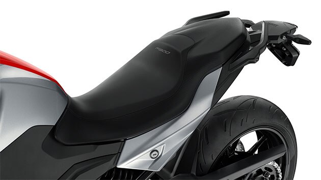 Selle de la F 900 R. Grâce à ses six hauteurs de selle, tout le monde y trouve sa place.