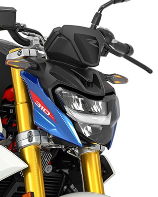 Nous voyons ici les phares et clignotants à LED de série de la moto roadster BMW G 310 R.