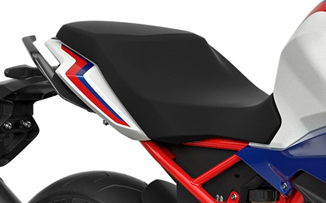 Nous voyons ici la selle ergonomique de la moto roadster BMW G 310 R.