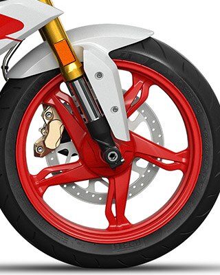 Nous voyons ici la jante en aluminium coulé de la moto roadster BMW G 310 R.