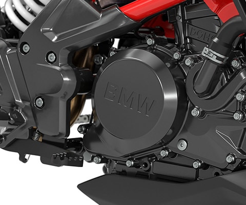 Nous voyons le moteur gris titane de la G 310 R.