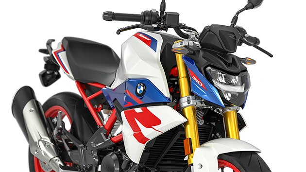 Nous voyons ici les phares et clignotants à LED de série de la moto roadster BMW G 310 R.