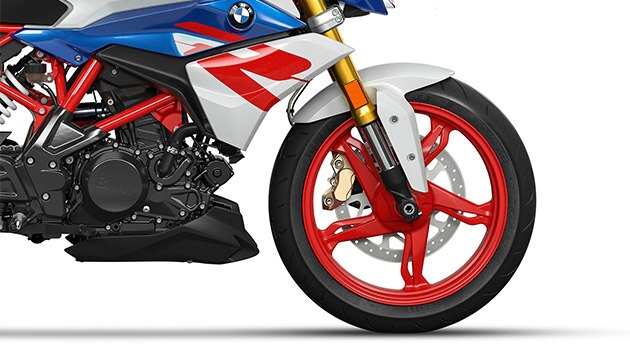 Nous voyons ici la jante en aluminium coulé de la moto roadster BMW G 310 R.