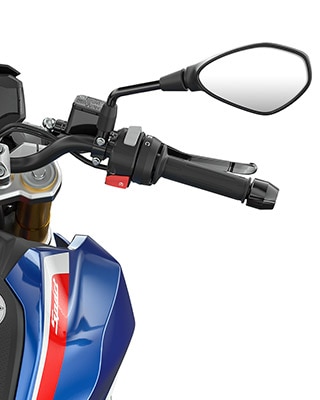 Nous voyons le guidon et les éléments de commande du G 310 R.