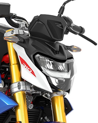 Nous voyons ici les phares et clignotants à LED de série de la moto roadster BMW G 310 R.