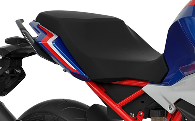 Nous voyons ici la selle ergonomique de la moto roadster BMW G 310 R.