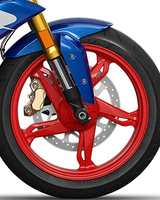 Nous voyons ici la jante en aluminium coulé de la moto roadster BMW G 310 R.