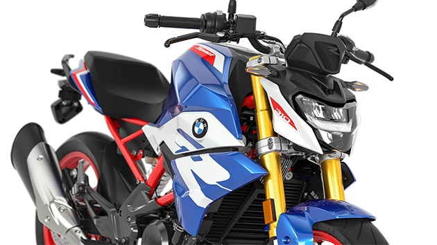 Nous voyons ici les phares et clignotants à LED de série de la moto roadster BMW G 310 R.