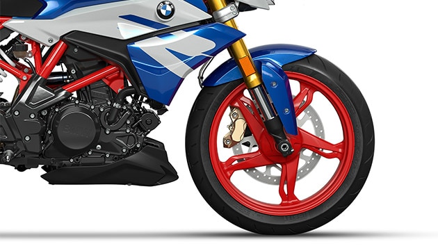 Nous voyons ici la jante en aluminium coulé de la moto roadster BMW G 310 R.
