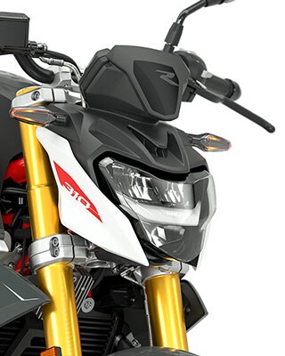 Nous voyons ici les phares et clignotants à LED de série de la moto roadster BMW G 310 R.