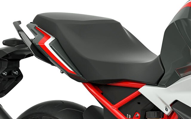Nous voyons ici la selle ergonomique de la moto roadster BMW G 310 R.