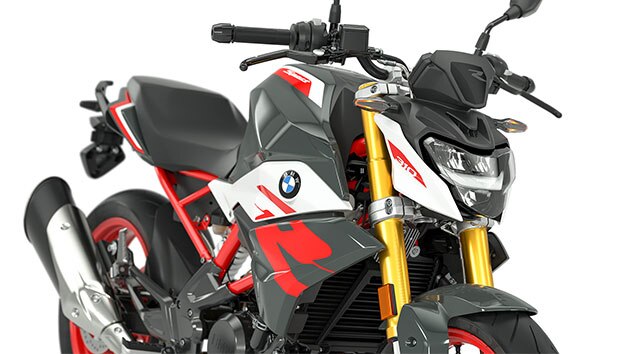 Nous voyons ici les phares et clignotants à LED de série de la moto roadster BMW G 310 R.