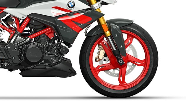 Nous voyons ici la jante en aluminium coulé de la moto roadster BMW G 310 R.