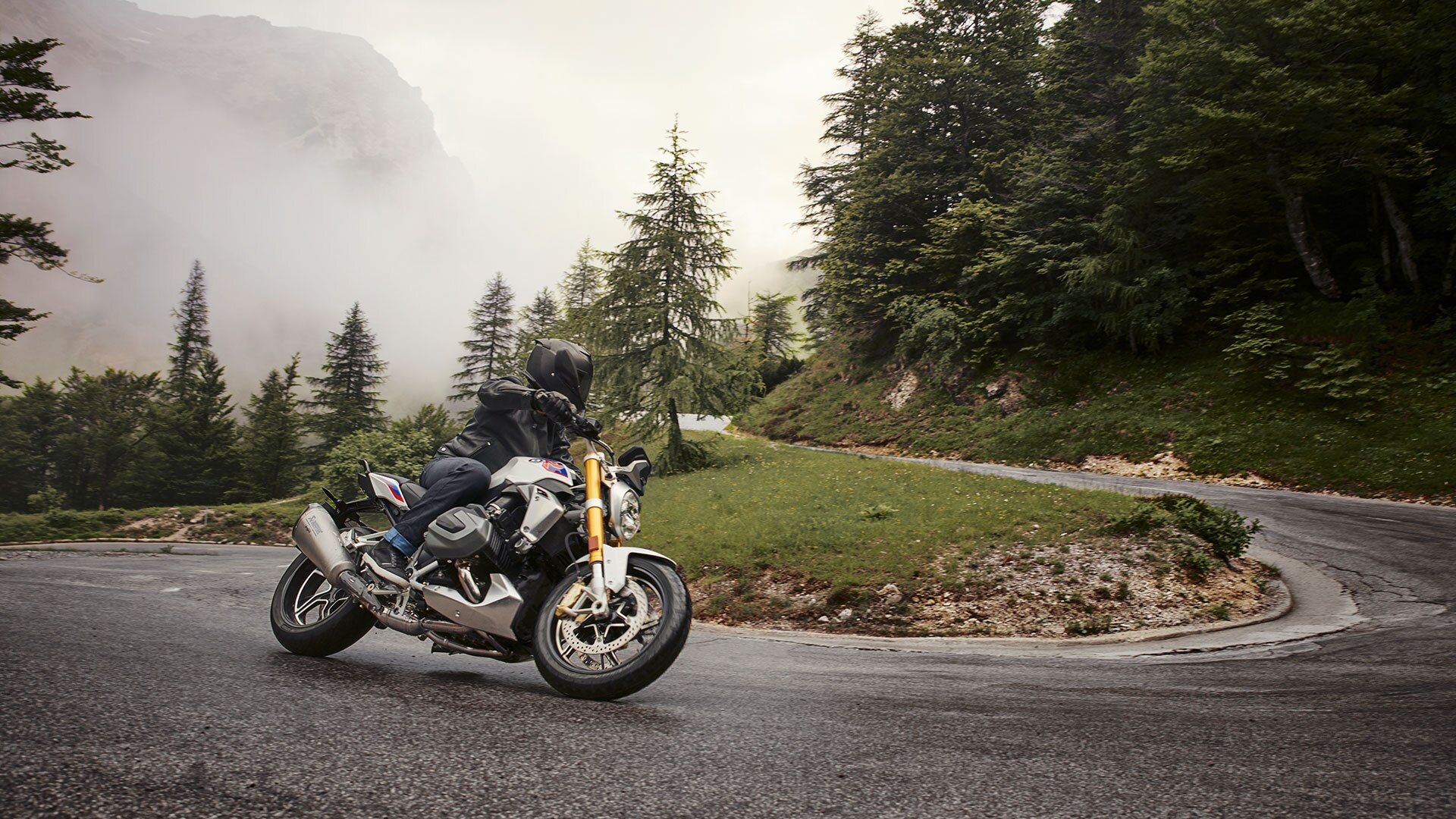 Riding scene with the BMW R 1250 R