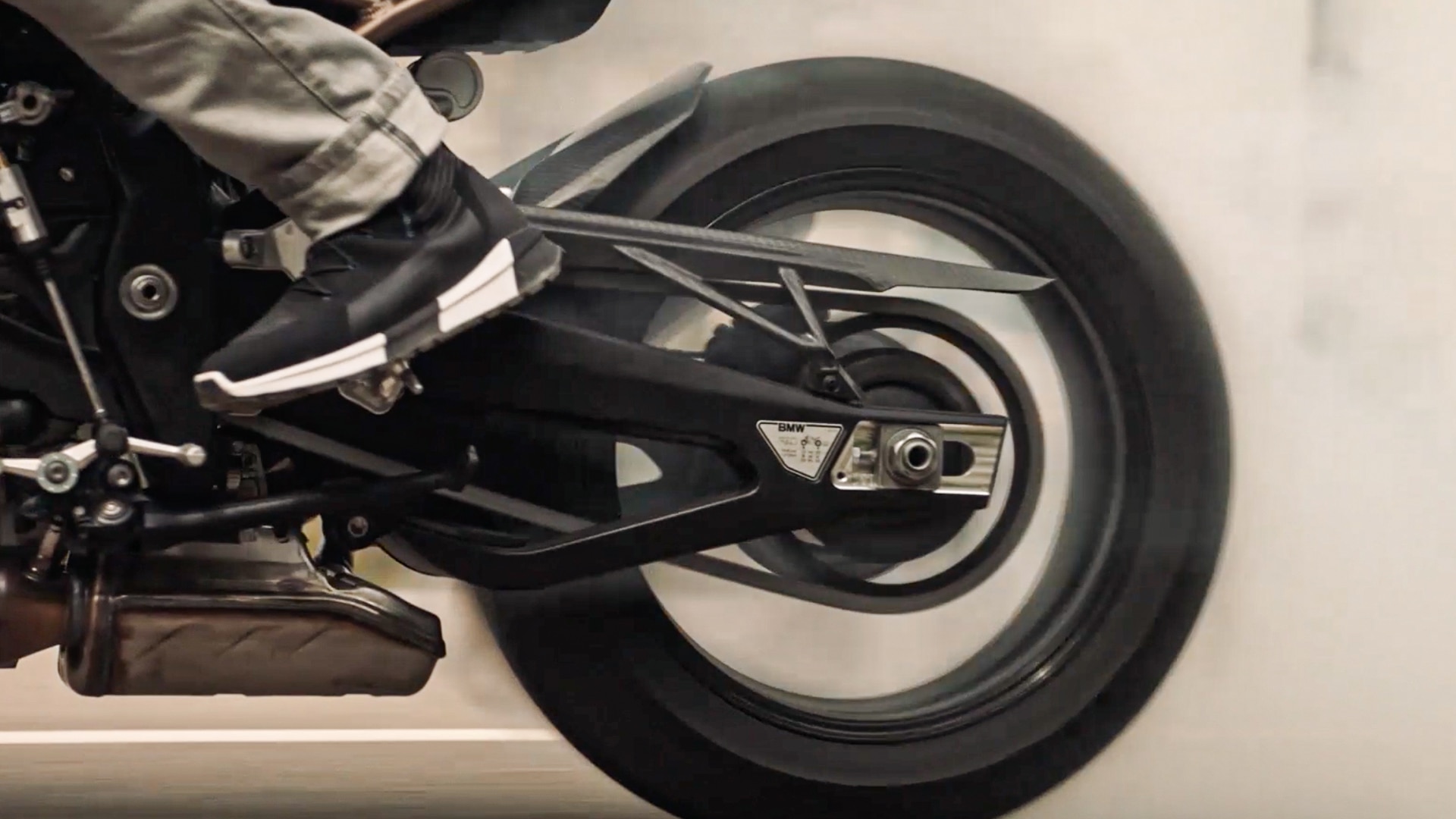 La moto roadster BMW S 1000 R en marche.