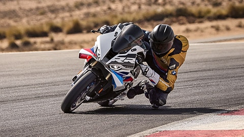 La S 1000 RR sur un circuit.