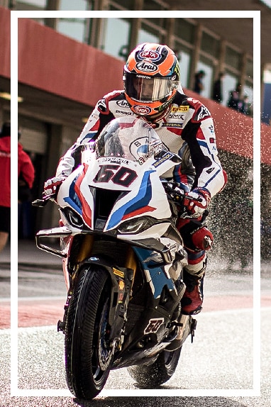 Moto de course BMW Motorrad vue de face dans la voie des stands.