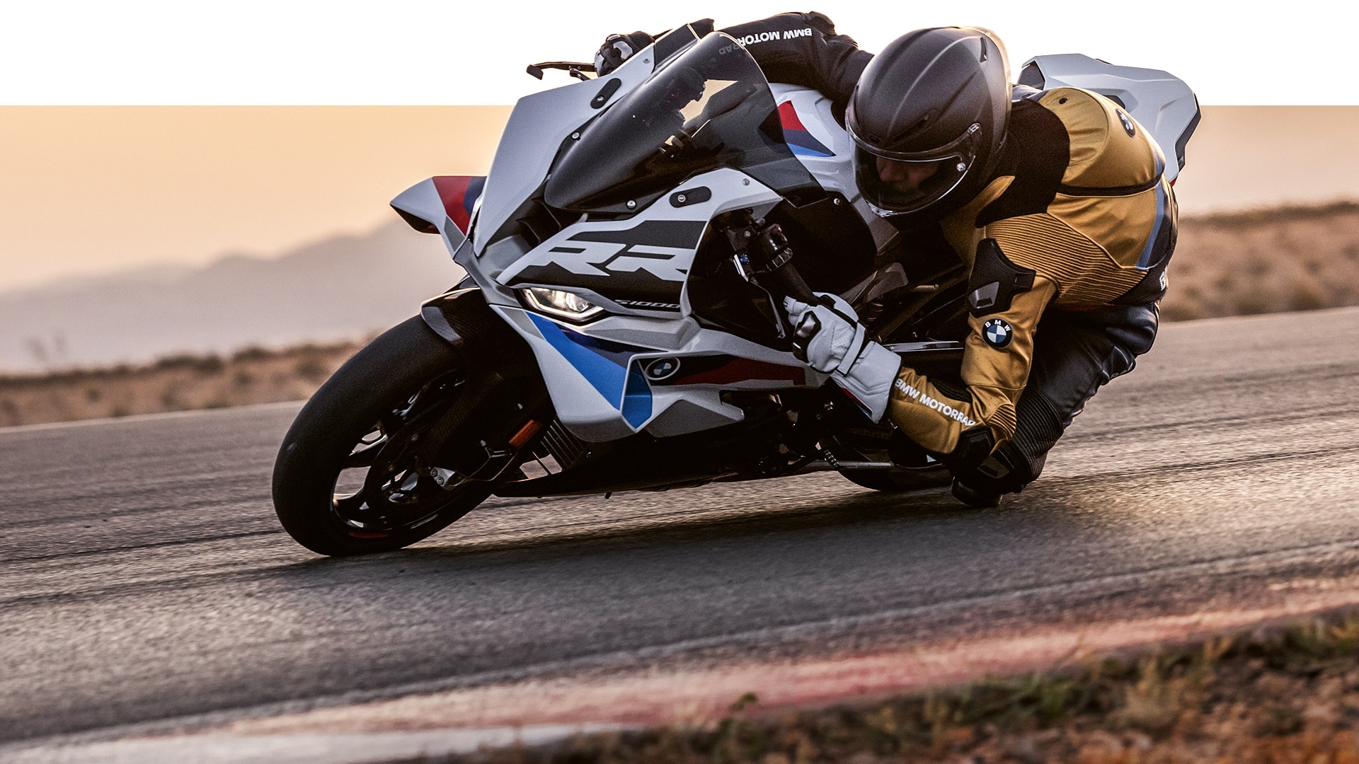 Une BMW RR à pleine vitesse sur un circuit