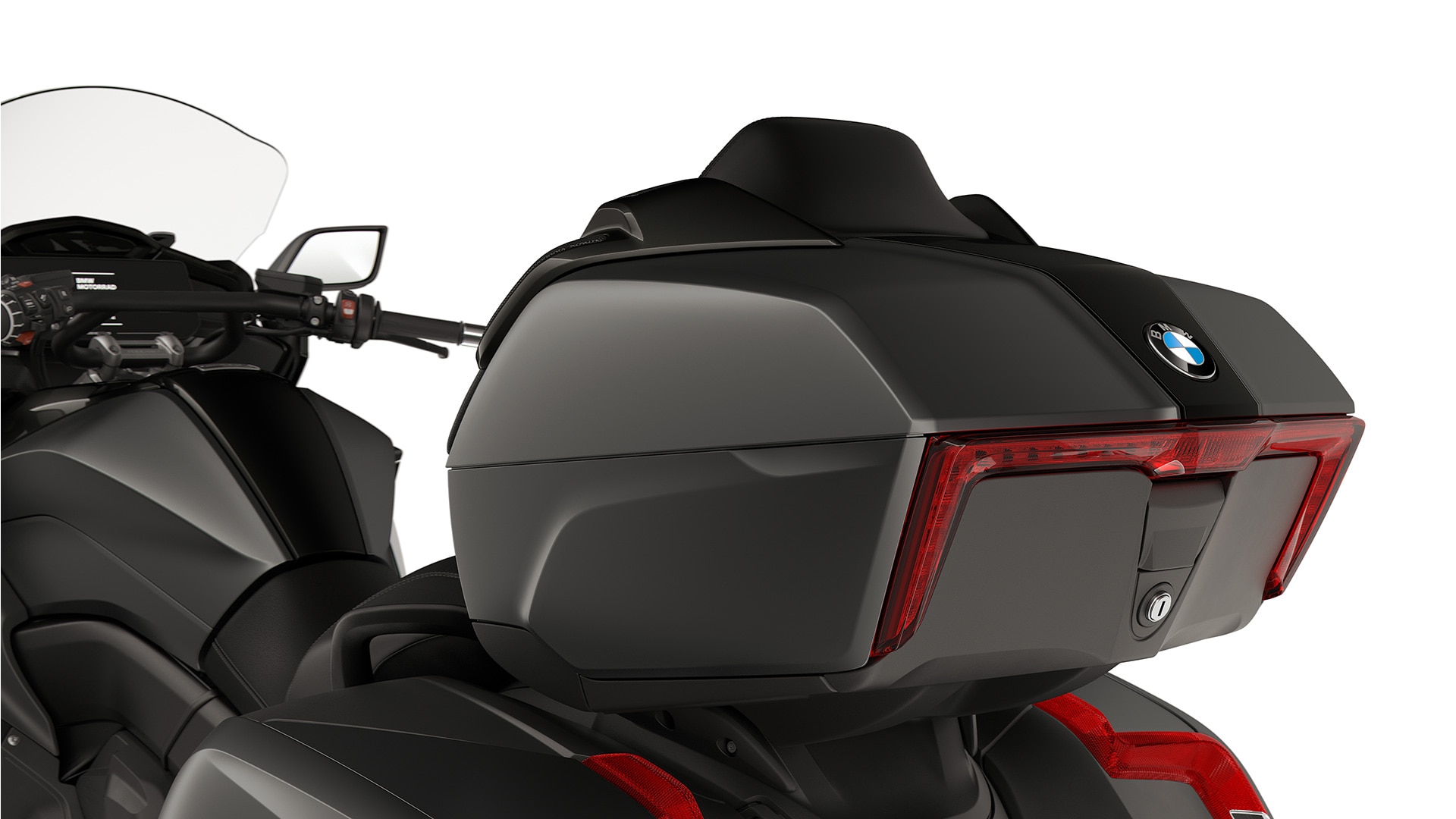 Gros plan sur le topcase avec éclairage arrière à LED de la BMW K 1600 Grand America.
