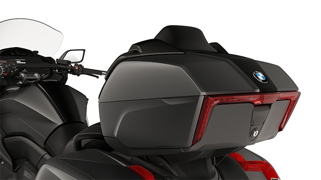 Gros plan sur le topcase avec éclairage arrière à LED de la BMW K 1600 Grand America.