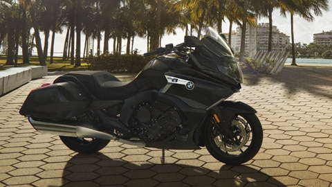 La BMW K 1600 B stationnée avec des palmiers en arrière-plan.