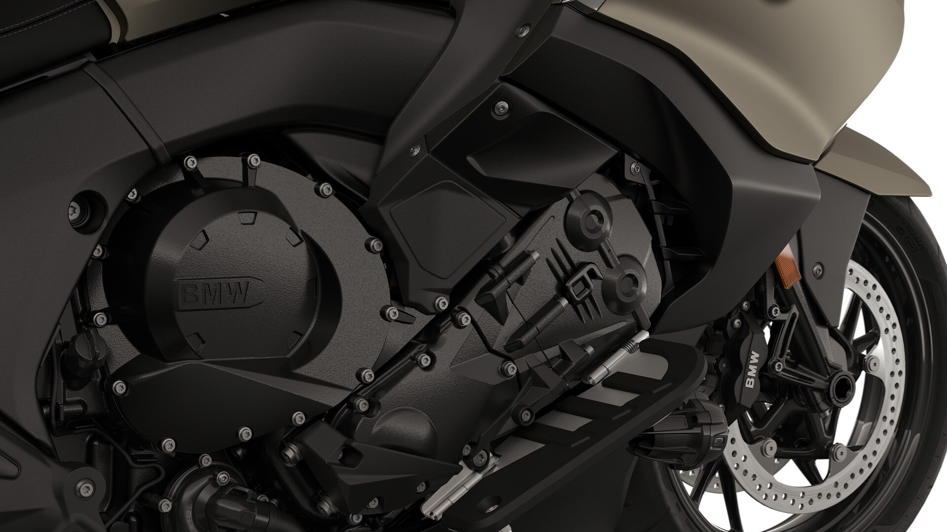 Gros plan sur le moteur six cylindres.