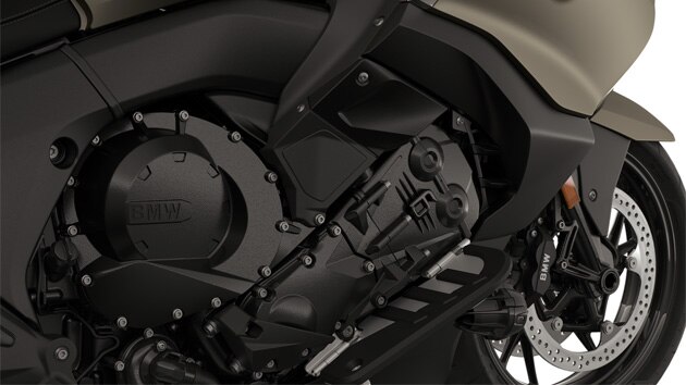 Gros plan sur le moteur six cylindres.