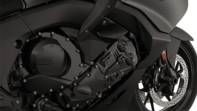 Gros plan sur le moteur six cylindres.