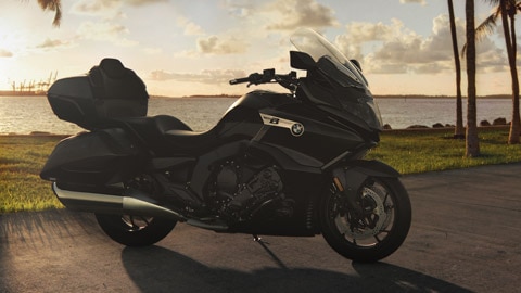 La BMW K 1600 Grand America située sur une promenade côtière en plein soleil.