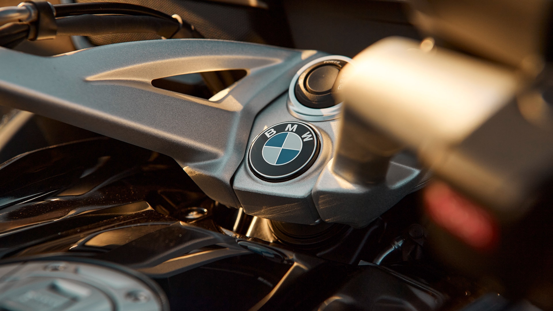 Accent mis sur le système Keyless Ride et le guidon forgé de la K 1600 B.