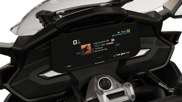 L’écran TFT et les compartiments de la BMW K 1600 B mis en lumière.