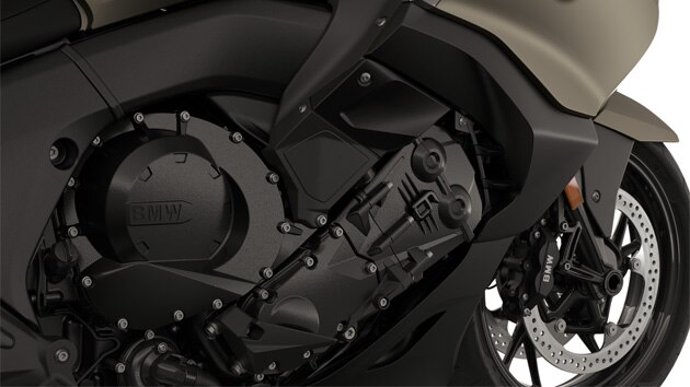 Gros plan sur le moteur six cylindres.