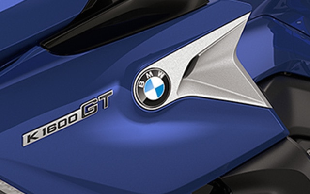 La BMW K 1600 GT en Light white uni / Racing blue metallic.