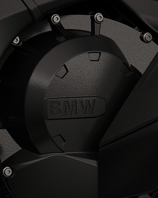 Gros plan sur le moteur six cylindres.