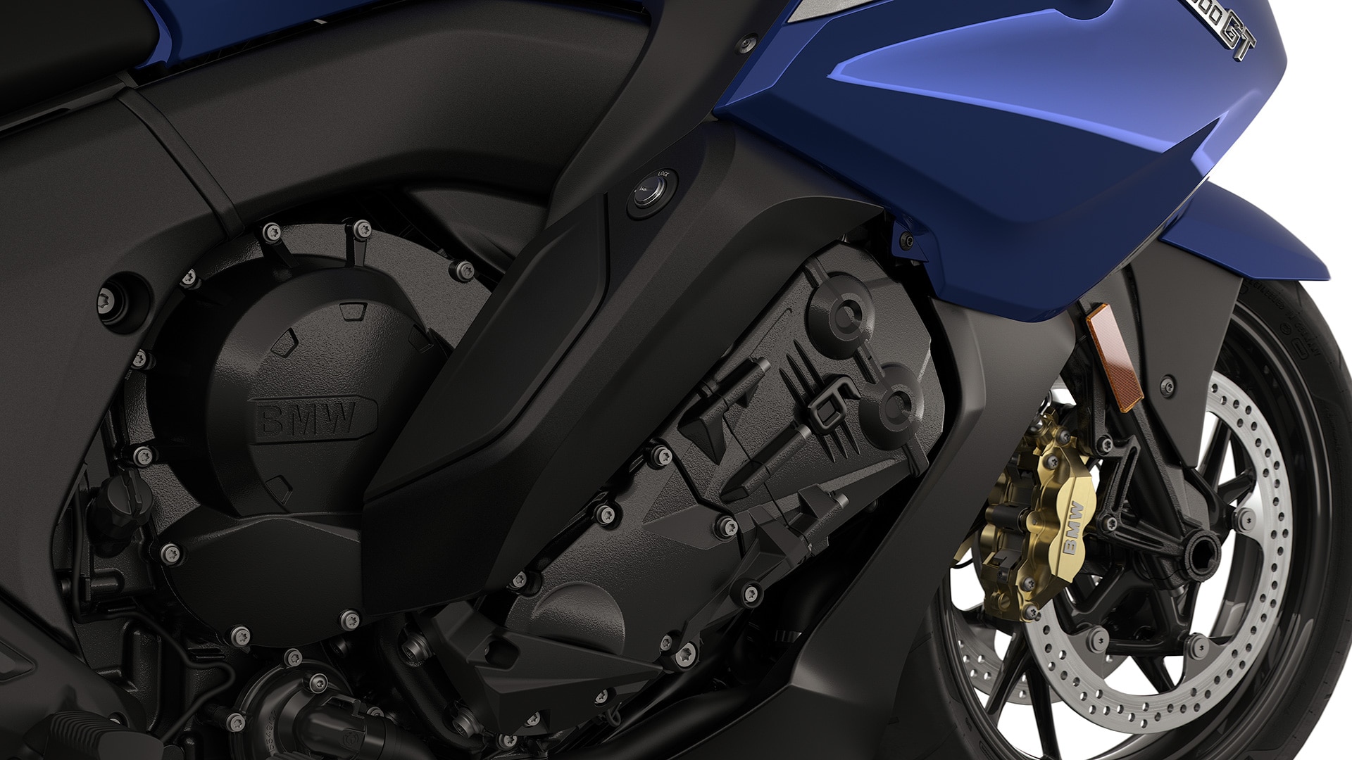 Gros plan sur le moteur six cylindres.