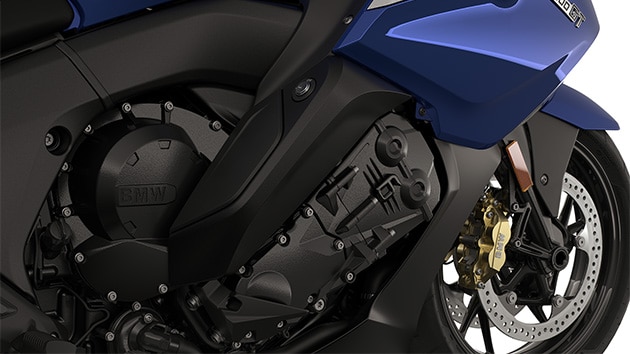 Gros plan sur le moteur six cylindres.