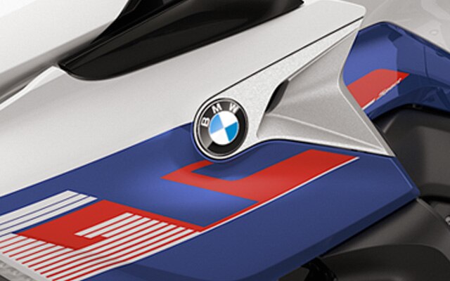 La K 1600 GT en Light white uni / Racing blue metallic / Racing red uni.
