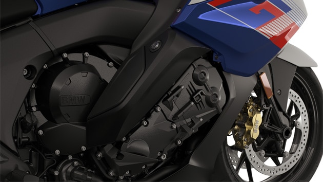 Gros plan sur le moteur six cylindres.
