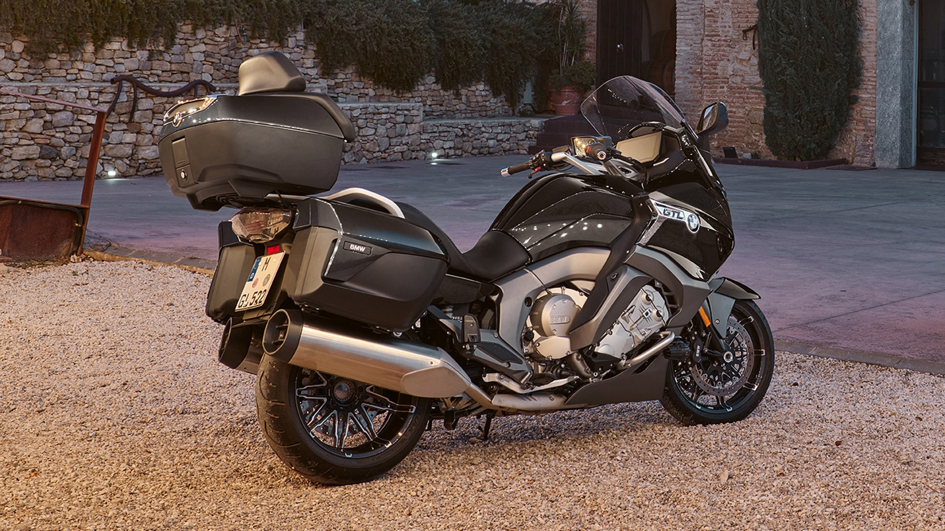 Une BMW K 1600 GTL garée sur une surface en graviers.