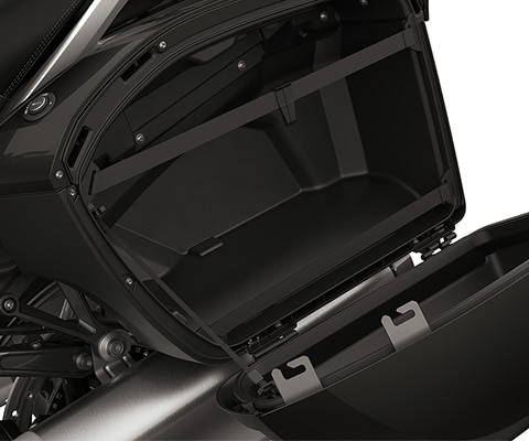 Focus sur les poches latérales ouvertes de la BMW K 1600 GTL.
