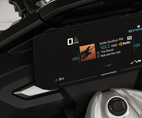 L’écran TFT et les compartiments de la BMW K 1600 GTL mis en lumière.