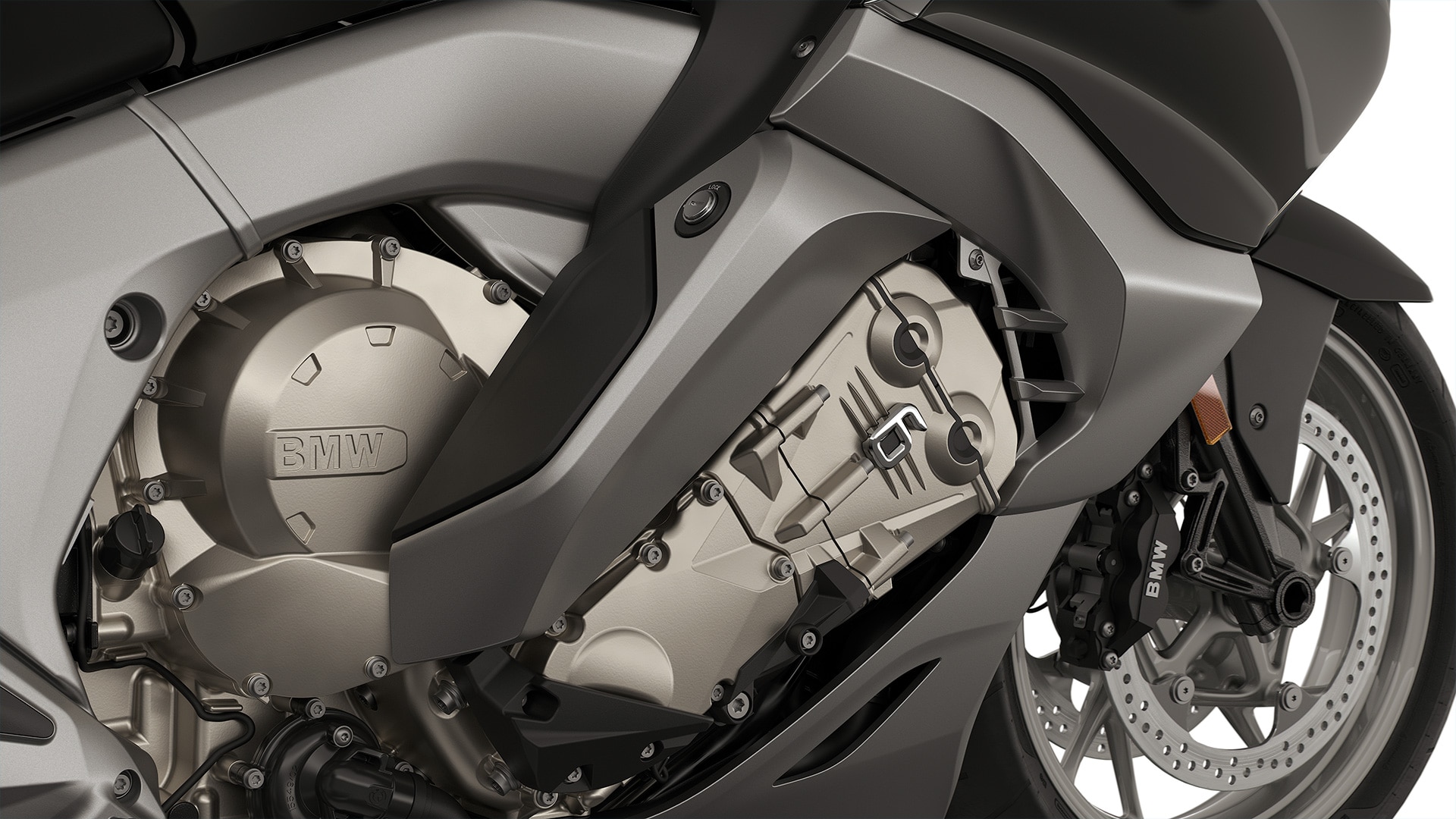 Gros plan sur le moteur six cylindres.