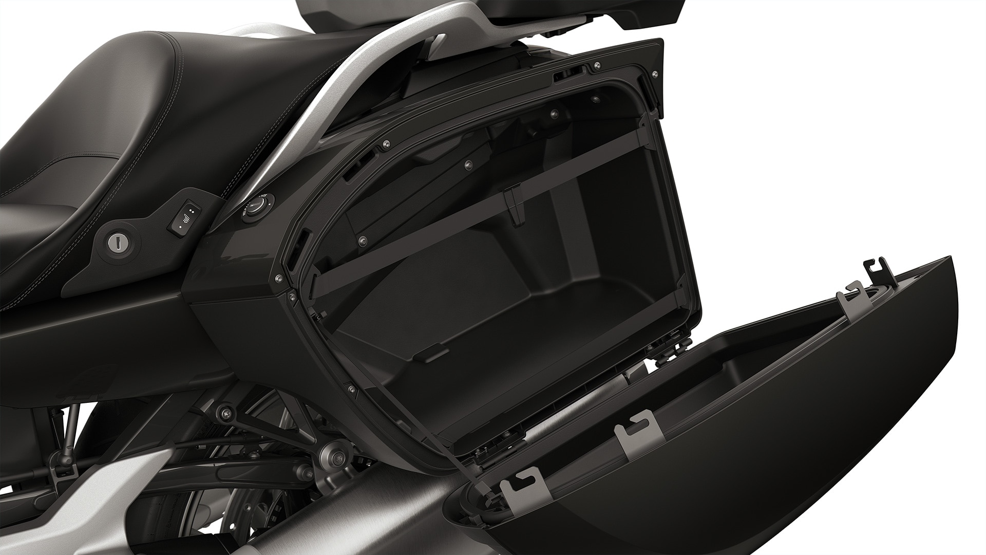 Focus sur les poches latérales ouvertes de la BMW K 1600 GTL.